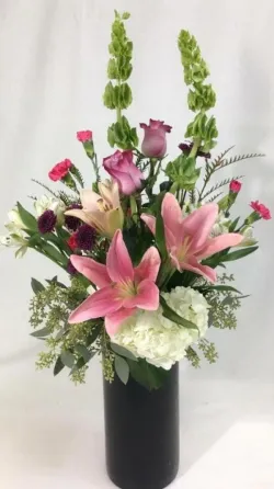 Thoughtful anniversary flowers and gifts